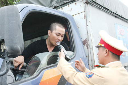 CSGT Quảng Ninh kiểm tra nồng độ cồn siêu nhanh khi tài xế vẫn ngồi trên xe (Chụp trên QL18)