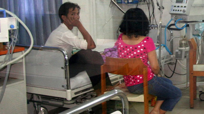 Thân nhân bé Pi Năng Tuấn Hữu lo âu trước tình trạng nguy kịch của bé ngày 24/8 (ảnh chụp tại khoa nhi Bệnh viện Đa khoa Khánh Hòa) - Ảnh: P.S.N.