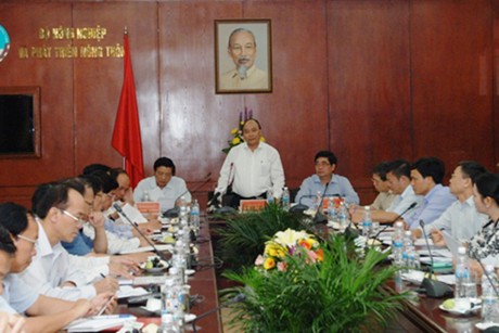 Phó Thủ tướng Nguyễn Xuân Phúc cùng đoàn công tác làm việc với Ban cán sự Đảng Bộ NN&PTNT ngày 25.8 - ảnh chinhphu.vn
