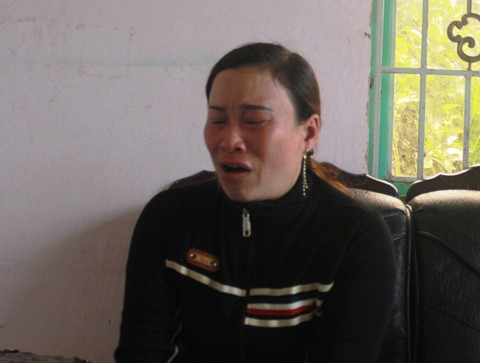 Mẹ anh Tuấn khóc ròng vì đứa con bị đánh liệt chân