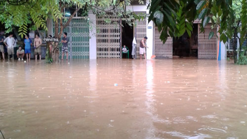 Nhiều khu dân cư trong thành phố bị ngập sâu sau trận mưa lớn sáng nay - Ảnh: H.Minh