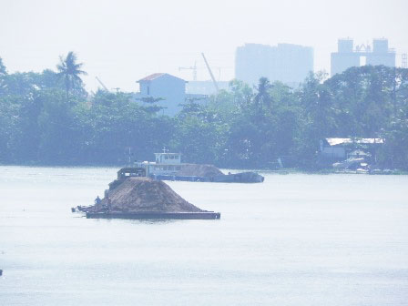 Do ảnh hưởng của việc thi công nên phương tiện lưu thông trên sông Sài Gòn sẽ bị ảnh hưởng