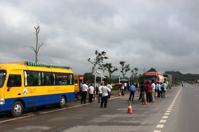 Đoàn công tác của Bộ Công chính và vận tải Lào thị sát tại trạm kiểm tra tải trọng lưu động Thanh Hóa