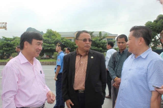 Ông Đặng Văn Chung - Phó vụ trưởng vụ ATGT - Bộ GTVT ( bên trái) giới thiệu với đoàn công tác của Bộ Công chính và vận tải Lào về hệ thống trạm kiểm tra tải trọng lưu động