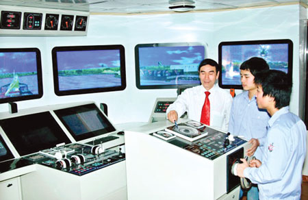 Sinh viên Trường CĐ GTVT Đường thủy học điều khiển tàu bằng thiết bị điện tử
