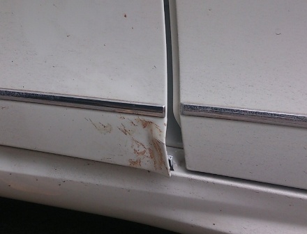 Cánh cửa xe bị hư hỏng sau va chạm (ảnh: Dân Trí)