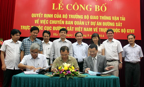 hứ trưởng Nguyễn Ngọc Đông và đại diện lãnh đạo các cơ quan, đơn vị chứng kiến Lễ ký biên bản bàn giao Ban QLDA Đường sắt giữa Bộ GTVT và Cục Đường sắt VN