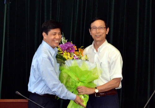 Thứ trưởng Nguyễn Ngọc Đông tặng hoa chúc mừng ông Đỗ Quang Việt nhận nhiệm vụ mới