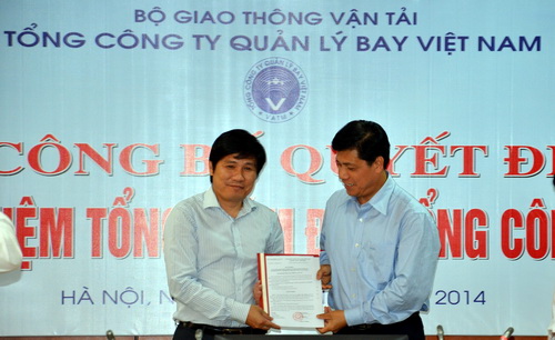 Thứ trưởng Nguyễn Ngọc Đông trao Quyết định bổ nhiệm Tổng giám đốc Tổng công ty Quản lý bay cho ông Đinh Việt Thắng