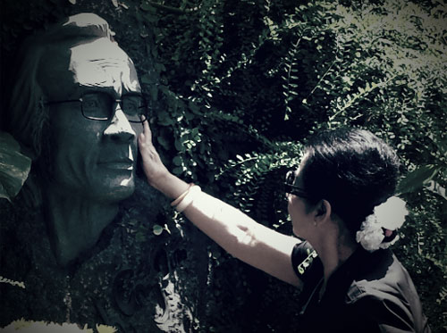 Khánh Ly viếng mộ Trịnh Công Sơn nhân chuyến về nước tháng 5/2014