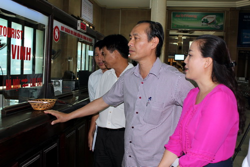 Thứ trưởng Lê Đình Thọ kiểm tra công tác bán vé tại ga Hà Nội