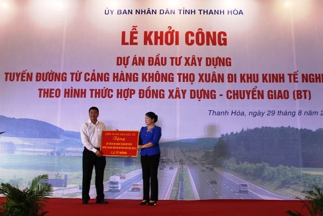 Đại diện liên danh nhà đầu tư Dự án, ông Mai Xuân Thông - Tổng GĐ CTY XD&TM Miền Trung trao 1,2 tỷ đồng cho quỹ 