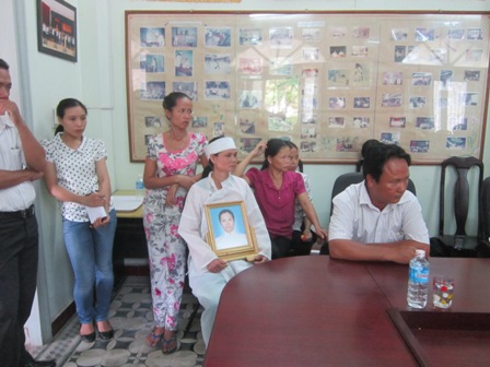 Gia đình nạn nhân đeo khăn tang mặc áo chế và mang theo di ảnh nạn nhân lên Sở Y tế Thừa Thiên - Huế hỏi nguyên nhân