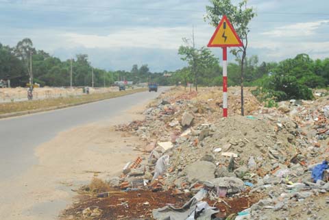 Đường Võ Văn Kiệt bị rác thải xây dựng 