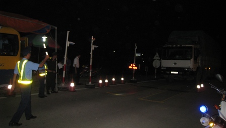 Kiểm soát tải trọng là một trong những lĩnh dễ xảy ra tham nhũng (ảnh: kiểm tra tải trọng xe tải ban đêm tại một trạm cân trên QL1A)