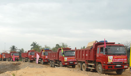 Đoàn xe vận chuyển vật liệu thi công của Công ty