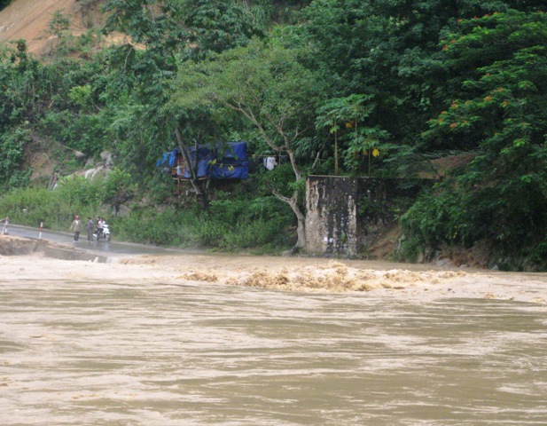 Cầu Phà Lò ở huyện vùng cao Quan Sơn (Thanh Hóa) đang bị chìm trong nước lũ