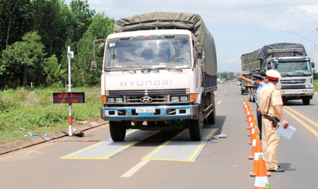 Tăng cường kiểm tra tải trọng bằng cân lưu động là nhiệm vụ được lực lượng TTGT tỉnh Đắk Lắk ưu tiên thực hiện
