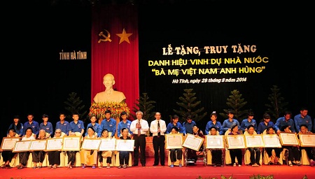 Buổi lễ phong tặng, truy tặng danh hiệu Bà mẹ Việt Nam anh hùng