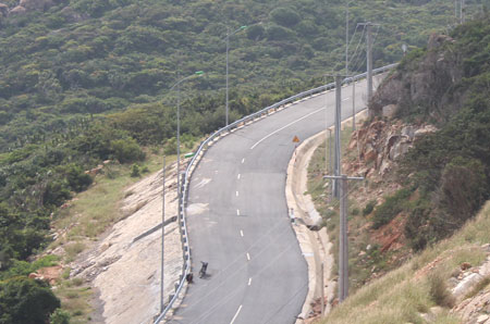 Nằm trong hệ thống tuyến đường ven biển Ninh Thuận đường Vĩnh Hy - Bình Tiên dài 17 km kết nối tỉnh Ninh Thuận và Khánh Hòa được đưa vào sử dụng từ đầu năm 2013 với nhiều thắng cảnh đẹp khiến du khách ngất ngây