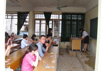 Các phòng thi đều có giám thị trong phòng và giám sát bên ngoài phòng thi