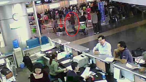 Hai đối tượng Đạt và Tiện đánh cắp hành lý của khách tại sân bay Nội Bài (ảnh cắt từ clip)