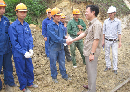 Chủ tịch Công đoàn ĐSVN Mai Thành Phương thăm hỏi, động viên CNVCLĐ thi công trên tuyến đường sắt phía Tây nhân dịp Tháng Công nhân năm 2014 