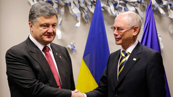 Tổng thống Ukraina Petro Poroshenko (trái) bắt tay Chủ tịch Hội đồng châu Âu Herman Van Rompuy