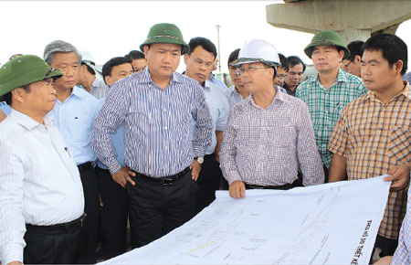 Bộ trưởng Bộ GTVT Đinh La Thăng trong một lần kiểm tra tiến độ và chất lượng QL3 mới Hà Nội - Thái Nguyên