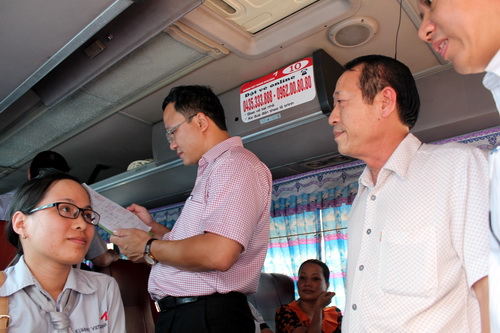 Phó Chủ tịch chuyên trách Ủy ban ATGT Quốc gia Khuất Việt Hùng kiểm tra điều kiện an toàn phương tiện tại bến xe Mỹ Đình