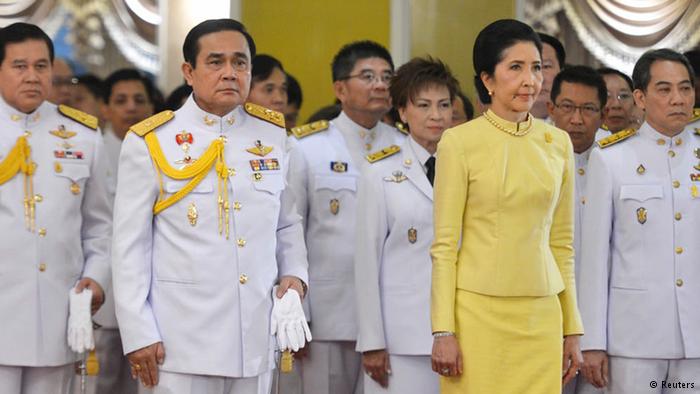 Các thành viên nội các lâm thời Thái Lan, Thủ tướng Prayuth Chan-ocha đứng thứ hai từ trái sang