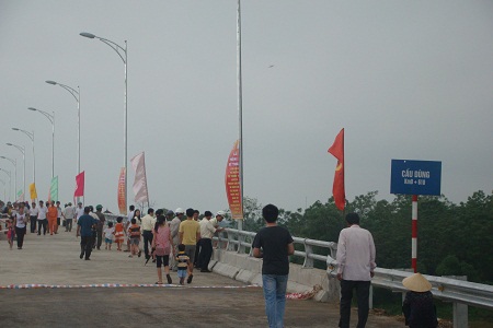 Người dân háo hức đi dạo trên cầu Dùng mới hoàn thành