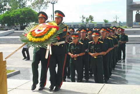 Các lực lượng vũ trang thắp nén nhang tri ân các anh hùng liệt sĩ tại nghĩa trang Quốc gia Đường 9