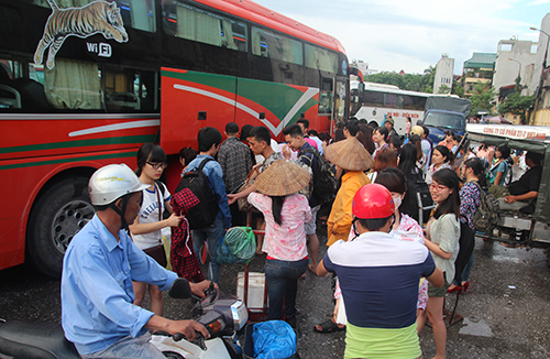 Nhiều người còn phải chờ nhau lấy đồ bởi số lượng quá lớn.