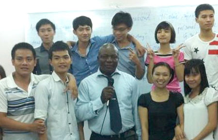 Michael bên các học viên người Việt