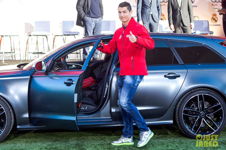 Ronaldo bên chiếc Audi RS6