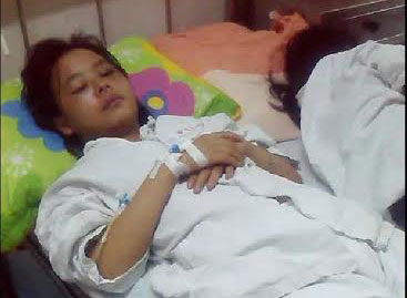Ảnh: Lê Thị Kim Anh đang nằm điều trị tại Khoa phẫu thuật thần kinh, nhà B1, bệnh viện Việt Đức (Hà Nội) với nhiều vết tím bầm trên mặt.