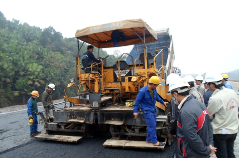 Những mét thảm đầu tiên của gói thầu A4, do CIENCO 4 thi công.