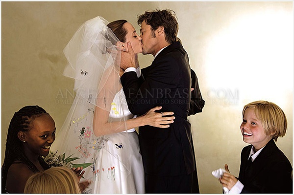 Angelina Jolie và Brad Pitt đã chính thức trở thành vợ chồng sau 9 năm yêu nhau
