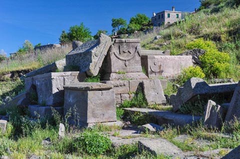 Những chiếc quách đá được khai quật tại khu nghĩa địa cổ ở Assos có niên đại từ khoảng thể kỷ 5 TCN.