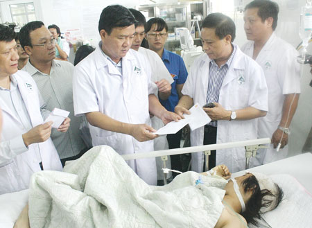 Bộ trưởng Đinh La Thăng thăm hỏi những người bị thương trong vụ tai nạn xe khách giường nằm ở Lào Cai