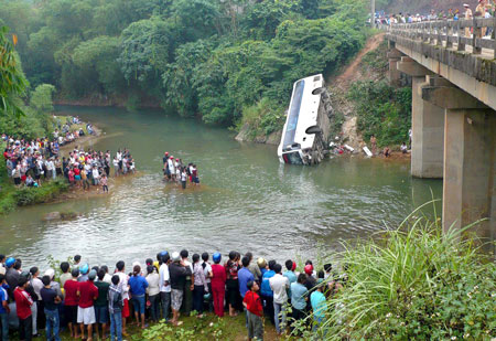 Một vụ xe khách giường nằm lao xuống sông do tài xế mất lái khi vào đoạn cua khu vực cầu Minh An, huyện Văn Chấn, tỉnh Yên Bái