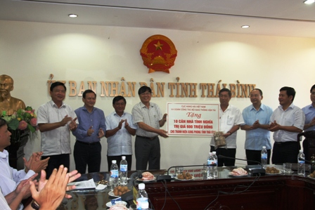 Bộ trưởng tặng 10 nhà tình nghĩa cho các cực TNXP Thái Bình