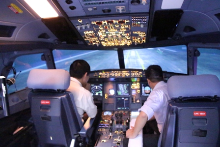 Hai phi công kinh nghiệm của VNA theo dõi hoạt động của A321