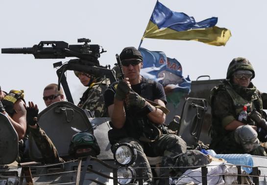 Quân chính phủ Ukraine lái xe bọc thép ở khu vực gần Slaviansk