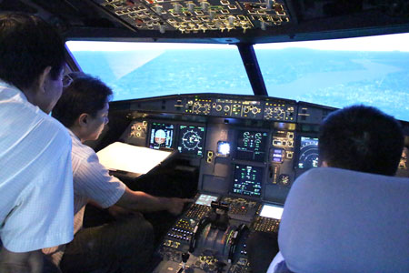 Các phi công bay thử nghiệm đường bay thẳng từ Hà Nội đi TP HCM qua không phận Lào, Campuchia trên hệ thống buồng lái giả định