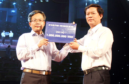 Ông Nguyễn Văn Lưu (bên phải), Giám đốc Quỹ Xã hội từ thiện Công đoàn GTVT Việt Nam trao 1 tỷ đồng ủng hộ Quỹ Trò nghèo vùng cao