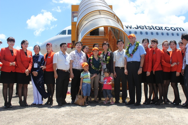 Lãnh đạo tỉnh Thanh Hóa cùng chụp ảnh lưu niệm trước máy bay của hãng hàng không JetstarPacific