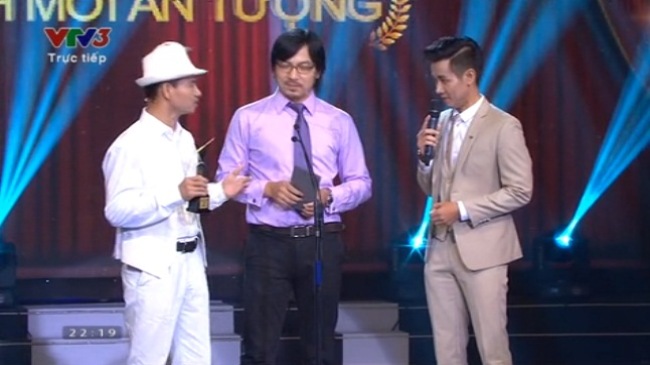 Cả hai giải thưởng của Mỹ Tâm và Mr Đàm đều do MC Nguyên Khang nhận thay
