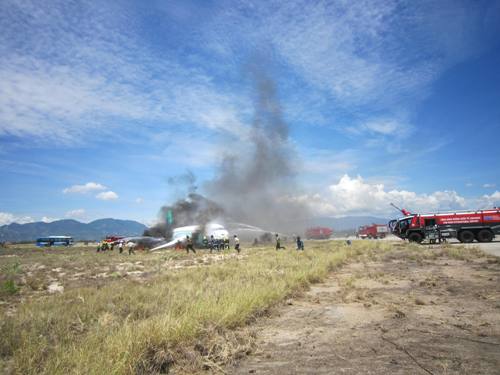 Chiếc máy bay bị nổ lốp sau đó bốc cháy dữ dội